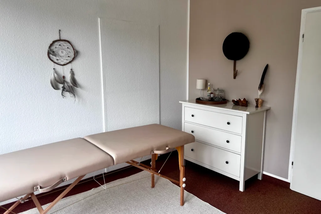 Praxisraum mit Liege