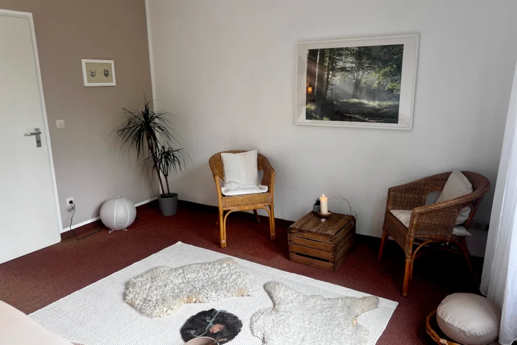 Praxisraum mit zwei Stühlen, Sitzkissen und einem weißen Teppich