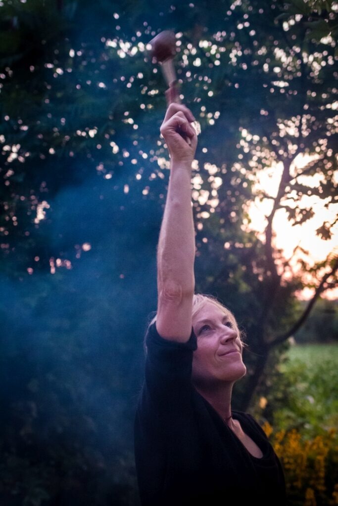 Miriam mit erhobener Hand und Rassel