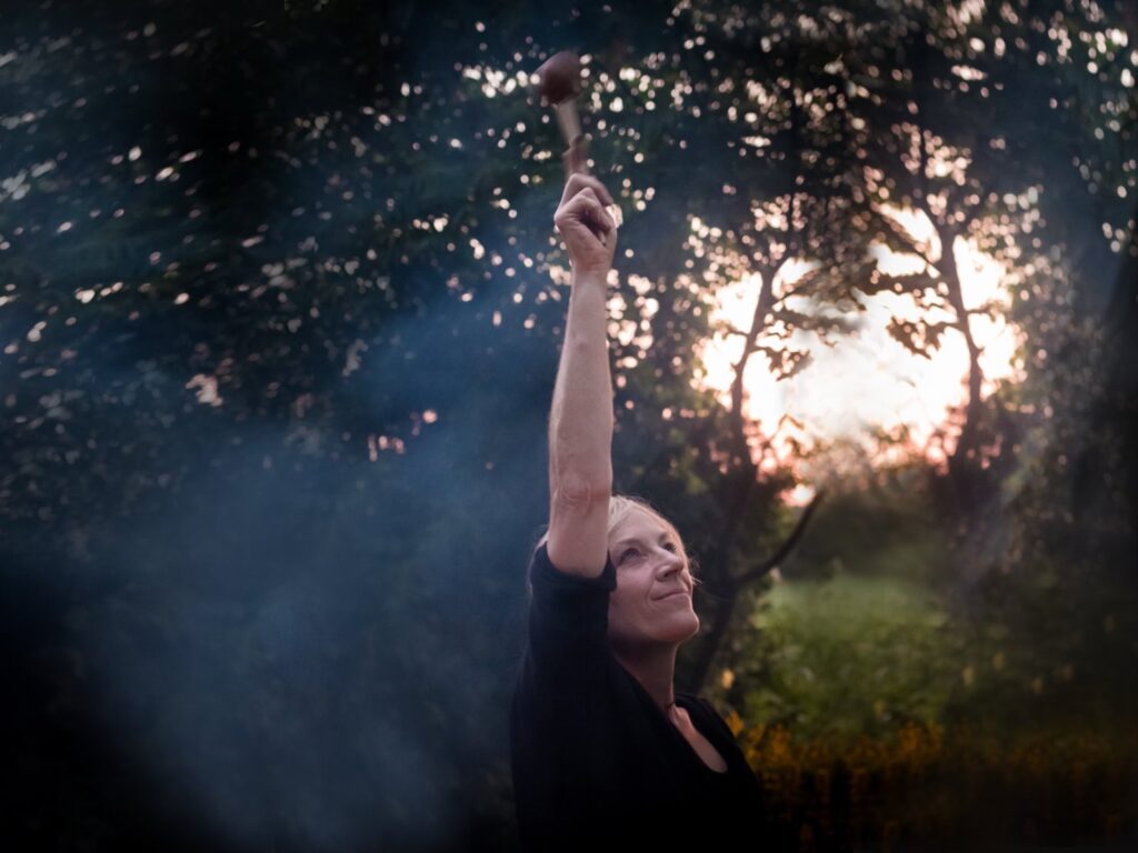 Miriam Schulz mit erhobener Hand, hält eine Rassel