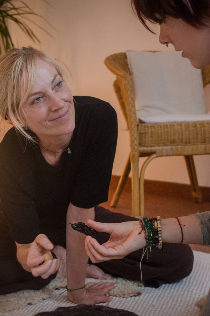 Miriam mit Klientin im Behandlungssetting