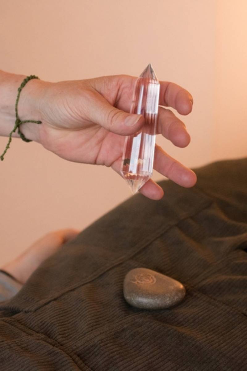 Hand hält einen Kristall