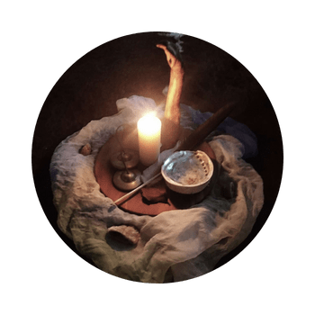 Tablett mit Zeremonie-Untensilien Kerze, Muschel, Feder